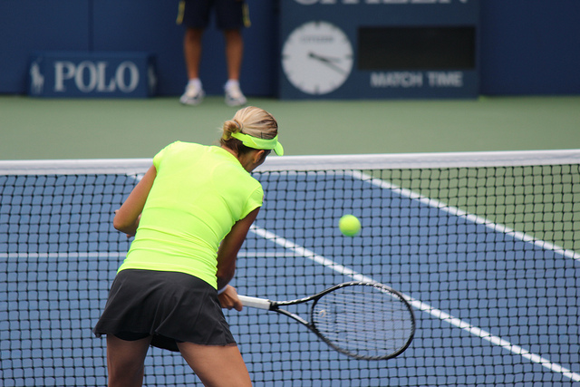 Tennisarm durch Wiederholungen beim Tennisgrundschlag